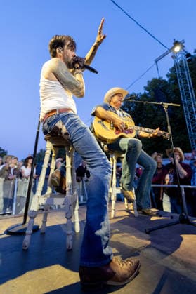 Konzert von The BossHoss auf dem Kunst!Rasen Bonn - 23.08.26 Stage B im Publikum: Alec VOELKL (Boss Burns) und Sascha VOLLMER (Hoss Power) - Die Berliner Country-Rock-Band The BossHoss beim Open-Air-Live-Auftritt auf dem Kunst!Rasen Bonn. Bonn Gronau Nordrhein-Westfalen Deutschland *** The BossHoss concert at the Kunst Rasen in Bonn on August 23, 2026, Stage B; in the audience: Alec VOELKL, Boss Burns, and Sascha VOLLMER, Hoss Power. The Berlin country rock band The BossHoss performing live at the open-air concert at the Kunst Rasen in Bonn, Bonn-Gronau, North Rhine-Westphalia, Germany Copyright: xMarcxJohnx