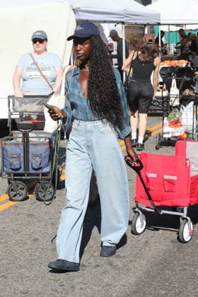 Celebrities shopping at the Farmers Market Featuring: Jodie Turner Smith Where: Studio City, California, United States When: 23 Aug 2026 Credit: H2Y INSTARimages EDITORIAL USE ONLY. NOT FOR USE BY NEWSPAPERS BASED IN THE UK. Copyright: xx instar55939954