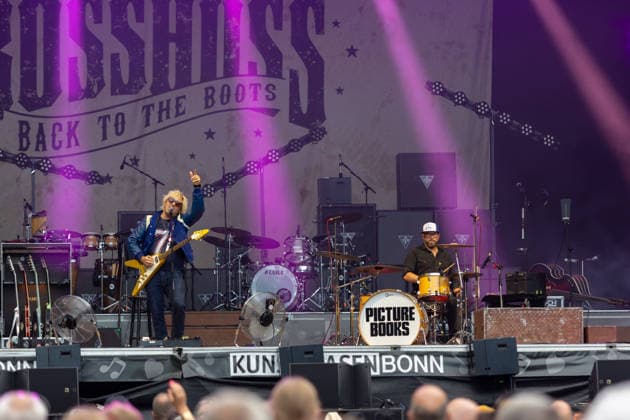 Konzert von The Picturebooks auf dem Kunst!Rasen Bonn - 23.08.26 Der Gütersloher Blues- Garage-Rock-Musiker The Picturebooks (Fynn Claus Grabke) beim Open-Air-Live-Auftritt als Special Guest von The BossHoss auf dem Kunst!Rasen Bonn. Bonn Gronau Nordrhein-Westfalen Deutschland *** Concert by The Picturebooks at Kunst Rasen Bonn on August 23, 2026. Fynn Claus Grabke of The Picturebooks, a blues-garage-rock band from Gütersloh, performed as a special guest of The BossHoss during an open-air live show at Kunst Rasen Bonn in Bonn Gronau, North Rhine-Westphalia, Germany. Copyright: xMarcxJohnx