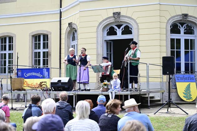 Im Bild: Die Cunewaaler Durfruller. Das Schloss Königshain in der Oberlausitz war heute, am 23. August 2026, der Schauplatz des 11. Oberlausitzer Heimattreffens unter dem Motto: Mir Äberlausitzer Granitschadl und damit die offizielle Hauptveranstaltung zum Tag der Oberlausitz. Das Festprogramm lief von 11:00 bis 17:00 Uhr am Barockschloss. Das Oberlausitzer Wort des Jahres 2026 lautet Feuerriepl (die regionale Mundartbezeichnung für den Schornsteinfeger). Das Wort wurde am 23. August 2026 auf dem Barockschloss Königshain im Rahmen des 11. Oberlausitzer Heimattreffens der Hauptveranstaltung zum Tag der Oberlausitz feierlich verkündet. Königshain bei Görlitz, 23.08.2026. Feuerriepl ist das Oberlausitzer Wort Copyright: xMatthiasxWehnertx