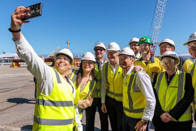 ANTHONY ALBANESE PRESSER, Prime Minister Anthony Albanese and WA Premier Roger Cook has a picture with workers during a visit to BAE Systems Australia in Perth, Monday, August 24, 2026. ( NO ARCHIVING  Copyright: xRICHARDxWAINWRIGHTx 20260824119501404135