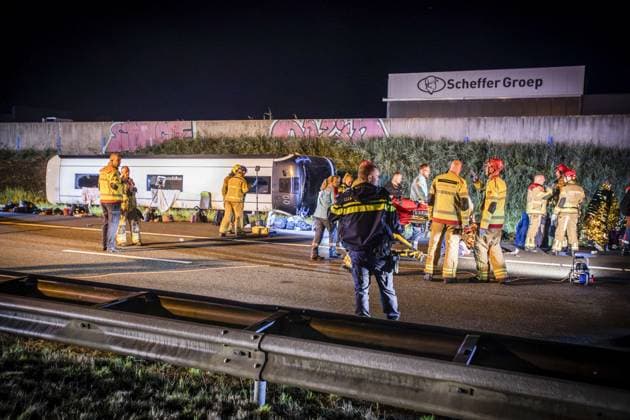 WEZEP - Emergency services on the A28 near Wezep (Gelderland) where multiple people were injured in an accident involving a coach and a delivery van. There were reportedly more than fifty people on board the bus. PERSBUREAU HEITINK ANP netherlands out - belgium out  Copyright: xx x566165059x originalFilename: 566165059.jpg