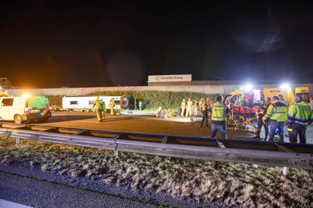 WEZEP - Emergency services on the A28 near Wezep (Gelderland) where multiple people were injured in an accident involving a coach and a delivery van. There were reportedly more than fifty people on board the bus. PERSBUREAU HEITINK ANP netherlands out - belgium out  Copyright: xx x566165065x originalFilename: 566165065.jpg