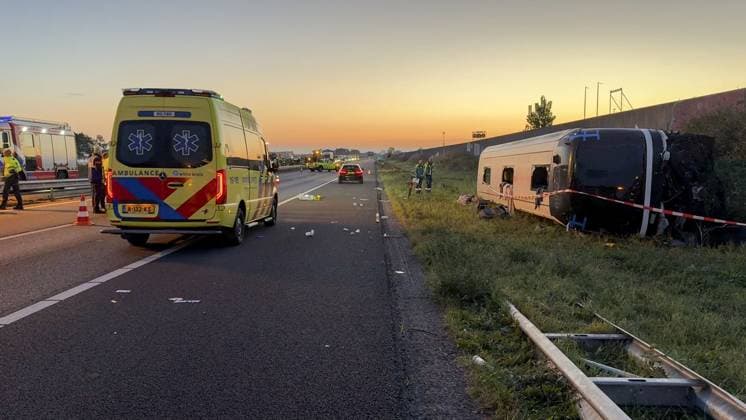 WEZEP - Emergency services on the A28 near Wezep (Gelderland) where multiple people were injured in an accident involving a coach and a delivery van. There were reportedly more than fifty people on board the bus. PERSBUREAU HEITINK ANP netherlands out - belgium out  Copyright: xx x566165595x originalFilename: 566165595.jpg