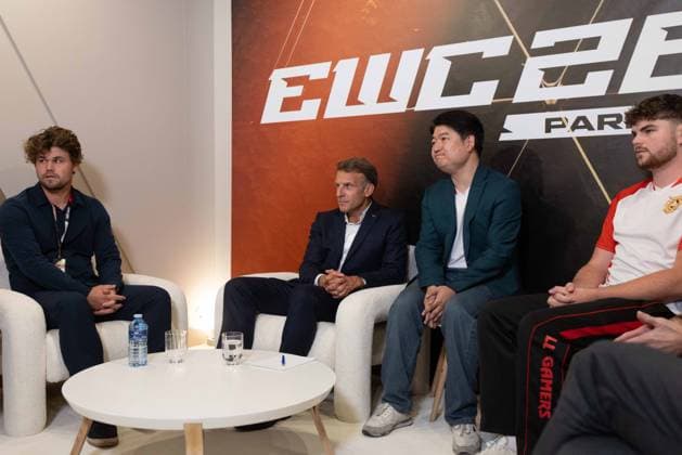 French President Emmanuel Macron meets with Norwegian chess grandmaster and ECW 26 champion Magnus Carlsen, as well as All Gamers AG AL club chairman Le Kedeng and players, during the closing ceremony of the Esports World Cup at the Grand Palais in Paris on August 23, 2026. Raphael Lafargue, Pool Bestimage, Paris, France  Copyright: xRaphaelxLafarguex xPoolx xBestimagexRaphaelxLafarguex xPoolx xBestimagex