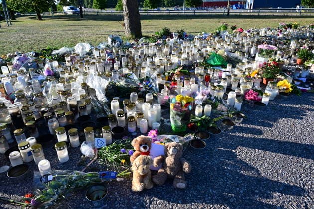 FAGERSTA, SVERIGE 20260824 En minnesplats efter skoldadet vid Brinellskolan i Fagersta. Manga människor har lämnat blommor och andra saker utanför skolan. STOCKHOLM SVERIGE x10030x *** FAGERSTA, SWEDEN 20260824 A memorial site following the school shooting at Brinell School in Fagersta Many people have left flowers and other items outside the school STOCKHOLM, SWEDEN x10030x  Copyright: xJonasxEkströmer TTx SKOLDAD FAGERSTA BWzx9jNF4gI