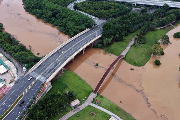 NANNING, CHINA - AUGUST 24: Aerial view of floodwaters submerging riverside park and walkway along the Yong River on August 24, 2026 in Nanning, Guangxi Zhuang Autonomous Region of China. Heavy rainfall brought by Typhoon Narra flooded the low-lying areas in south China s Guangxi Zhuang Autonomous Region.  Copyright: xVCGx 111661812013