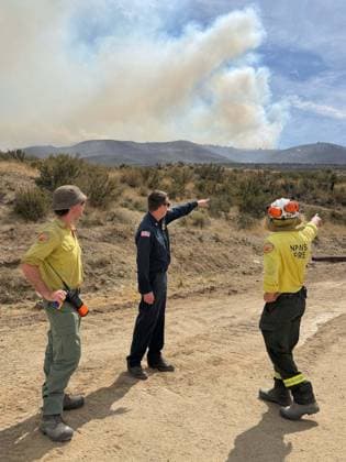 Firefighting efforts continue against Hawk Fire in Nevada RENO, NEVADA, UNITED STATES - AUGUST 23: (----EDITORIAL USE ONLY - MANDATORY CREDIT - TRUCKEE MEADOWS FIRE PROTECTION DISTRICT HANDOUT - NO MARKETING NO ADVERTISING CAMPAIGNS - DISTRIBUTED AS A SERVICE TO CLIENTS----) Fire Chief Edwards meets with and briefs crews from the NSW National Parks and Wildlife Service who traveled from Australia and New Zealand to assist with efforts to contain the Hawk Fire near Reno, Nevada, United States, on August 23, 2026. Truckee Meadows Fire Protection District Anadolu Reno United States. Editorial use only. Please get in touch for any other usage.  Copyright: x2026xAnadoluxTruckeexMeadowsxFirexProtectionxDistrictx