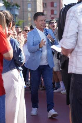 Bei IWS naht das Ende. Volles HAus bei der 11. Staffel der beliebten Unterhaltungsshow. Noch zweimal darf der Moderator seine Gaest begruessen. Stefan Mross - Immer wieder sonntags Bei IWS naht das Ende. Volles HAus bei der 11. Staffel der beliebten Unterhaltungsshow. Noch zweimal darf der Moderator seine Gaest begruessen. Deutschland, Rust , Europapark, 23.08.2026 *** The End Is Nearing at IWS: Full House for Season 11 of the Popular Entertainment Show The host has two more chances to welcome his guests Stefan Mross Every Sunday The End Is Nearing at IWS: Full House for Season 11 of the Popular Entertainment Show The host has two more chances to the host to welcome his guests Germany, Rust, Europapark, August 23, 2026 SP_GHR