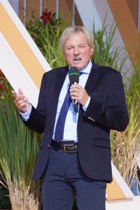 Bei IWS naht das Ende. Volles HAus bei der 11. Staffel der beliebten Unterhaltungsshow. Noch zweimal darf der Moderator seine Gaest begruessen. Bernhard Brink - Immer wieder sonntags Bei IWS naht das Ende. Volles HAus bei der 11. Staffel der beliebten Unterhaltungsshow. Noch zweimal darf der Moderator seine Gaest begruessen. Deutschland, Rust , Europapark, 23.08.2026 *** The End Is Nearing at IWS: Full House for Season 11 of the Popular Entertainment Show; The Host, Bernhard Brink, Will Welcome His Guests Two More Times; Every Sunday; The End Is Nearing at IWS: Full House for Season 11 of the Popular Entertainment Show; The Host Will Welcome His Guests Two More Times the host to welcome his guests Germany, Rust, Europapark, August 23, 20 SP_GHR