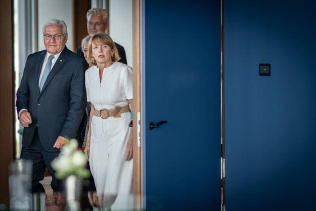 Bundespräsident Frank-Walter Steinmeier bei der symbolischen Schlüsselübergabe für den temporären Amtssitz am Spreebogen, mit Ehefrau Elke Büdenbender;Bundespräsident Symbolische Schlüsselübergabe für Amtssitz am Spreebogen als Interimslösung während des Umbaus von Schloss Bellevue, Berlin Berlin Deutschland Amtssitz am Spreebogen *** Federal President Frank Walter Steinmeier at the symbolic key handover for the temporary official residence at Spreebogen, with his wife Elke Büdenbender Federal President Symbolic key handover for the official residence at Spreebogen as an interim solution during the renovation of Bellevue Palace, Berlin, Berlin, Germany Official residence at Spreebogen
