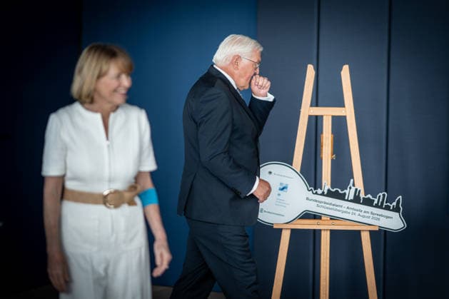 Bundespräsident Frank-Walter Steinmeier bei der symbolischen Schlüsselübergabe für den temporären Amtssitz am Spreebogen, mit Ehefrau Elke Büdenbender;Bundespräsident Symbolische Schlüsselübergabe für Amtssitz am Spreebogen als Interimslösung während des Umbaus von Schloss Bellevue, Berlin Berlin Deutschland Amtssitz am Spreebogen *** Federal President Frank Walter Steinmeier at the symbolic key handover for the temporary official residence at Spreebogen, with his wife Elke Büdenbender Federal President Symbolic key handover for the official residence at Spreebogen as an interim solution during the renovation of Bellevue Palace, Berlin, Berlin, Germany Official residence at Spreebogen