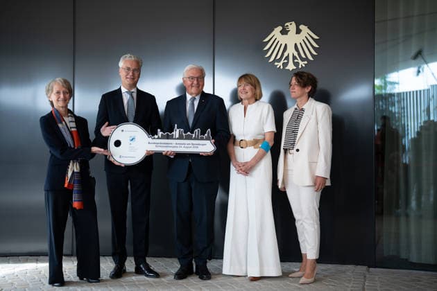 Bundespräsident Frank-Walter Steinmeier bei der symbolischen Schlüsselübergabe für den temporären Amtssitz am Spreebogen, mit Ehefrau Elke Büdenbender sowie , Petra Wesseler (links), Alexander von ErdÃ ly (2.v.l.) und Dörte Dinger, Chefin des Bundespräsidialamtes, (rechts);Bundespräsident Symbolische Schlüsselübergabe für Amtssitz am Spreebogen als Interimslösung während des Umbaus von Schloss Bellevue, Berlin Berlin Deutschland Amtssitz am Spreebogen *** Federal President Frank Walter Steinmeier at the symbolic key handover for the temporary official residence at Spreebogen, with his wife Elke Büdenbender and, Petra Wesseler on the left, Alexander von Erdély second from the left, and Dörte Dinger, Head of the Office of t