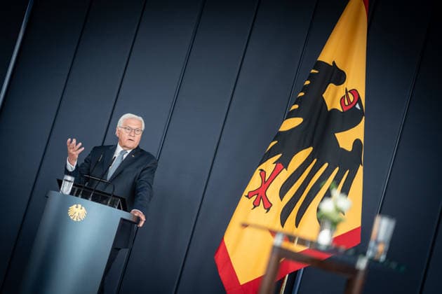 Bundespräsident Frank-Walter Steinmeier bei der symbolischen Schlüsselübergabe für den temporären Amtssitz am Spreebogen;Bundespräsident Symbolische Schlüsselübergabe für Amtssitz am Spreebogen als Interimslösung während des Umbaus von Schloss Bellevue, Berlin Berlin Deutschland Amtssitz am Spreebogen *** Federal President Frank Walter Steinmeier at the symbolic key handover for the temporary official residence at Spreebogen Federal President Symbolic key handover for the official residence at Spreebogen as an interim solution during the renovation of Bellevue Palace, Berlin, Berlin, Germany Official residence at Spreebogen