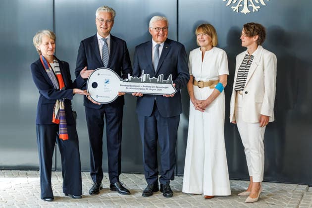 Bundespraesident Frank- Walter Steinmeier bei der Schlüsseluebergabe Bundespraesident Frank- Walter Steinmeier bei der Schluesseluebergabe für das temporaerer Amtssitz des Bundespraesidenten genutzte Gebaeude in Berlin am 24 August 2026. Bundespraesident Frank- Walter Steinmeier und Ehefrau Buedenbender mit Prof.Dr. Alexander von Erdely und (l) Frau Petra Wesseler und (r) Chefin des Bundespraesidialamtes Dr. Doerte Dinger. Berlin Berlin Deutschland *** Federal President Frank Walter Steinmeier at the key handover Federal President Frank Walter Steinmeier at the key handover for the building in Berlin used as the Federal President s temporary official residence on August 24, 2026 Federal President Frank Walter Steinmeier and his wifeBuede
