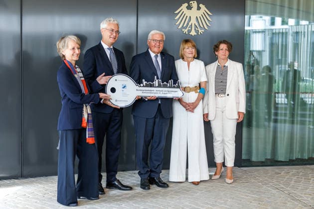 Bundespraesident Frank- Walter Steinmeier bei der Schlüsseluebergabe Bundespraesident Frank- Walter Steinmeier bei der Schluesseluebergabe für das temporaerer Amtssitz des Bundespraesidenten genutzte Gebaeude in Berlin am 24 August 2026. Bundespraesident Frank- Walter Steinmeier und Ehefrau Buedenbender mit Prof.Dr. Alexander von Erdely und (l) Frau Petra Wesseler und (r) Chefin des Bundespraesidialamtes Dr. Doerte Dinger. Berlin Berlin Deutschland *** Federal President Frank Walter Steinmeier at the key handover Federal President Frank Walter Steinmeier at the key handover for the building in Berlin used as the Federal President s temporary official residence on August 24, 2026 Federal President Frank Walter Steinmeier and his wifeBuede