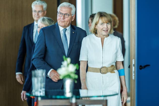 Bundespraesident Frank- Walter Steinmeier bei der Schlüsseluebergabe Bundespraesident Frank- Walter Steinmeier bei der Schlüsseluebergabe für das temporaerer Amtssitz des Bundespraesidenten genutzte Gebaeude in Berlin am 24 August 2026. Bundespraesident Frank- Walter Steinmeier und Ehefrau Buedenbender mit Prof.Dr. Alexander von Erdely und Frau Petra Wesseler. Berlin Berlin Deutschland *** Federal President Frank Walter Steinmeier at the key handover Federal President Frank Walter Steinmeier at the key handover for the building in Berlin used as the temporary official residence of the Federal President on August 24, 2026 Federal President Frank Walter Steinmeier and his wife Buedenbender with Prof. Dr. Alexander von Erdely and his wife