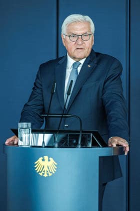 Bundespraesident Frank- Walter Steinmeier bei der Schlüsseluebergabe Bundespraesident Frank- Walter Steinmeier bei der Schlüsseluebergabe für das temporaerer Amtssitz des Bundespraesidenten genutzte Gebaeude in Berlin am 24 August 2026. Bundespraesident Frank- Walter Steinmeier und Ehefrau Buedenbender mit Prof.Dr. Alexander von Erdely und Frau Petra Wesseler. Berlin Berlin Deutschland *** Federal President Frank Walter Steinmeier at the key handover Federal President Frank Walter Steinmeier at the key handover for the building in Berlin used as the temporary official residence of the Federal President on August 24, 2026 Federal President Frank Walter Steinmeier and his wife Buedenbender with Prof. Dr. Alexander von Erdely and his wife