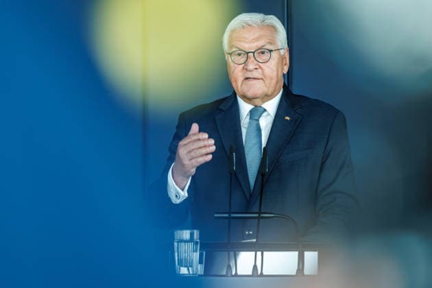Bundespraesident Frank- Walter Steinmeier bei der Schlüsseluebergabe Bundespraesident Frank- Walter Steinmeier bei der Schlüsseluebergabe für das temporaerer Amtssitz des Bundespraesidenten genutzte Gebaeude in Berlin am 24 August 2026. Bundespraesident Frank- Walter Steinmeier und Ehefrau Buedenbender mit Prof.Dr. Alexander von Erdely und Frau Petra Wesseler. Berlin Berlin Deutschland *** Federal President Frank Walter Steinmeier at the key handover Federal President Frank Walter Steinmeier at the key handover for the building in Berlin used as the temporary official residence of the Federal President on August 24, 2026 Federal President Frank Walter Steinmeier and his wife Buedenbender with Prof. Dr. Alexander von Erdely and his wife