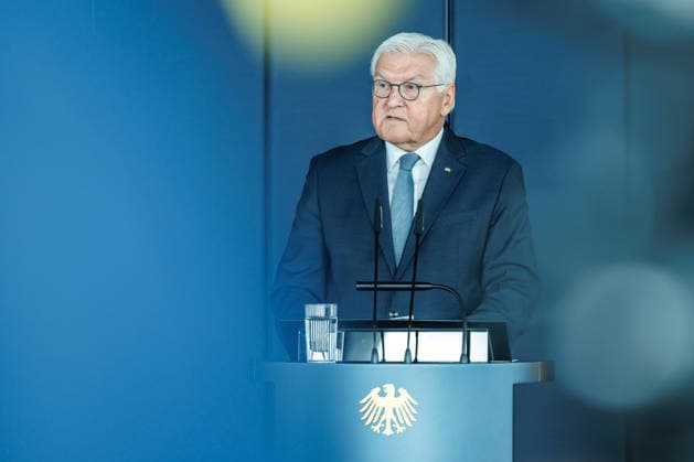 Bundespraesident Frank- Walter Steinmeier bei der Schlüsseluebergabe Bundespraesident Frank- Walter Steinmeier bei der Schlüsseluebergabe für das temporaerer Amtssitz des Bundespraesidenten genutzte Gebaeude in Berlin am 24 August 2026. Bundespraesident Frank- Walter Steinmeier und Ehefrau Buedenbender mit Prof.Dr. Alexander von Erdely und Frau Petra Wesseler. Berlin Berlin Deutschland *** Federal President Frank Walter Steinmeier at the key handover Federal President Frank Walter Steinmeier at the key handover for the building in Berlin used as the temporary official residence of the Federal President on August 24, 2026 Federal President Frank Walter Steinmeier and his wife Buedenbender with Prof. Dr. Alexander von Erdely and his wife