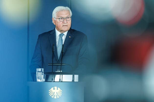 Bundespraesident Frank- Walter Steinmeier bei der Schlüsseluebergabe Bundespraesident Frank- Walter Steinmeier bei der Schlüsseluebergabe für das temporaerer Amtssitz des Bundespraesidenten genutzte Gebaeude in Berlin am 24 August 2026. Bundespraesident Frank- Walter Steinmeier und Ehefrau Buedenbender mit Prof.Dr. Alexander von Erdely und Frau Petra Wesseler. Berlin Berlin Deutschland *** Federal President Frank Walter Steinmeier at the key handover Federal President Frank Walter Steinmeier at the key handover for the building in Berlin used as the temporary official residence of the Federal President on August 24, 2026 Federal President Frank Walter Steinmeier and his wife Buedenbender with Prof. Dr. Alexander von Erdely and his wife