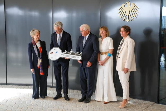 Symbolische Schlüsselübergabe für den Amtssitz am Spreebogen Schlüsselübergabe für das als temporärer Amtssitz des Bundespräsidenten genutzte Gebäude. Prof. Dr. Alexander von ErdÃ ly, Sprecher des Vorstands der Bundesanstalt für Immobilienaufgaben (BImA) übergibt den Schlüssel an Frank-Walter Steinmeier, Bundespräsident und Elke Büdenbender, Ehefrau des Bundespräsidenten. DEU, Deutschland, Berlin, 24.08.2026 *** Symbolic Key Handover for the Official Residence at Spreebogen Key handover for the building used as the Federal President’s temporary official residence. Prof. Dr. Alexander von Erdély, Spokesperson for the Executive Board of the Federal Agency for Real Estate Management (BImA), hands over the key to Frank Walter S