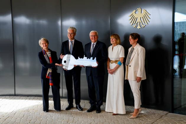 Symbolische Schlüsselübergabe für den Amtssitz am Spreebogen Schlüsselübergabe für das als temporärer Amtssitz des Bundespräsidenten genutzte Gebäude. Prof. Dr. Alexander von ErdÃ ly, Sprecher des Vorstands der Bundesanstalt für Immobilienaufgaben (BImA) übergibt den Schlüssel an Frank-Walter Steinmeier, Bundespräsident und Elke Büdenbender, Ehefrau des Bundespräsidenten. DEU, Deutschland, Berlin, 24.08.2026 *** Symbolic Key Handover for the Official Residence at Spreebogen Key handover for the building used as the Federal President’s temporary official residence. Prof. Dr. Alexander von Erdély, Spokesperson for the Executive Board of the Federal Agency for Real Estate Management (BImA), hands over the key to Frank Walter S