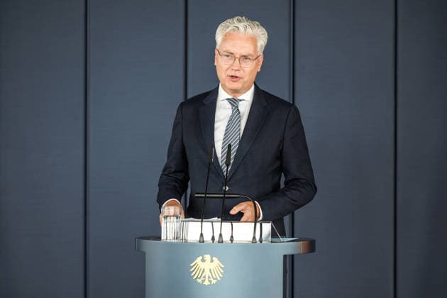 Bundespraesident Frank- Walter Steinmeier bei der Schlüsseluebergabe Bundespraesident Frank- Walter Steinmeier bei der Schlüsseluebergabe für das temporaerer Amtssitz des Bundespraesidenten genutzte Gebaeude in Berlin am 24 August 2026. Prof.Dr. Alexander von Erdely spricht zu den Anwesenden. Berlin Berlin Deutschland *** Federal President Frank Walter Steinmeier at the key handover ceremony Federal President Frank Walter Steinmeier at the key handover ceremony for the building in Berlin used as the Federal President s temporary official residence on August 24, 2026. Prof. Dr. Alexander von Erdely addresses those present. Berlin Berlin, Germany