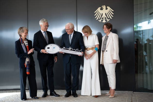 Bundespräsident Frank-Walter Steinmeier bei der symbolischen Schlüsselübergabe für den temporären Amtssitz am Spreebogen, mit Ehefrau Elke Büdenbender sowie , Petra Wesseler (links), Alexander von ErdÃ ly (2.v.l.) und Dörte Dinger, Chefin des Bundespräsidialamtes, (rechts);Bundespräsident Symbolische Schlüsselübergabe für Amtssitz am Spreebogen als Interimslösung während des Umbaus von Schloss Bellevue, Berlin Berlin Deutschland Amtssitz am Spreebogen *** Federal President Frank Walter Steinmeier at the symbolic key handover for the temporary official residence at Spreebogen, with his wife Elke Büdenbender, as well as, Petra Wesseler on the left, Alexander von Erdély second from the left, and Dörte Dinger, Head of the Off