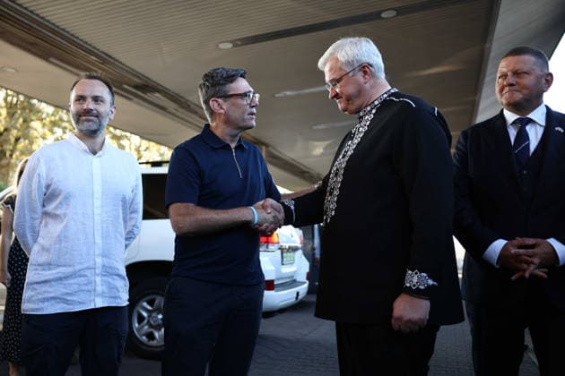 British PM Andy Burnham visits Ukraine Ukraine s Foreign Affairs Minister Andrii Sybiha (R) greets Britain s prime minister Andy Burnham upon his arrival by train in Kyiv on August 24, 2026. Ukraine is marking on August 24 the 35th anniversary of its independence, with Burnham scheduled meeting Zelensky and co-chairing a Coalition of the Willing meeting with Germany s Chancellor Friedrich Merz, with France s president Emmanuel Macron joining by video link., Credit:HENRY NICHOLLS PA ROTA - B68 Avalon Ukraine, Kyiv  Copyright: xHENRYxNICHOLLSx xPAxROTAx-xB68x xAvalonx 1128171542