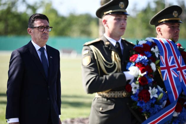 British PM Andy Burnham visits Ukraine Britain s prime minister Andy Burnham takes part in a wreath-laying ceremony at the tomb of the unknow soldier during a ceremony at Ukraine s national military memorial cemetery in Hatne, southwest of Kyiv on August 24, 2026. Ukraine hosts a meeting of its key European backers on August 24 to press for critical air-defence supplies and more pressure on Moscow, with Russian attacks killing more civilians than at any time since the first months of the invasion., Credit:HENRY NICHOLLS PA ROTA - B68 Avalon Ukraine, Hatne  Copyright: xHENRYxNICHOLLSx xPAxROTAx-xB68x xAvalonx 1128171951