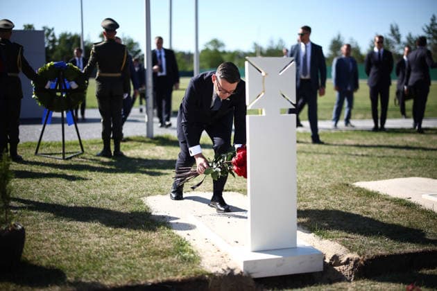 British PM Andy Burnham visits Ukraine Britain s prime minister Andy Burnham lays a wreath of flowers at the tomb of the unknow soldier during a ceremony at Ukraine s national military memorial cemetery in Hatnem southwest of Kyiv on August 24, 2026. Ukraine hosts a meeting of its key European backers on August 24 to press for critical air-defence supplies and more pressure on Moscow, with Russian attacks killing more civilians than at any time since the first months of the invasion., Credit:HENRY NICHOLLS PA ROTA - B68 Avalon Ukraine, Hatne  Copyright: xHENRYxNICHOLLSx xPAxROTAx-xB68x xAvalonx 1128171999