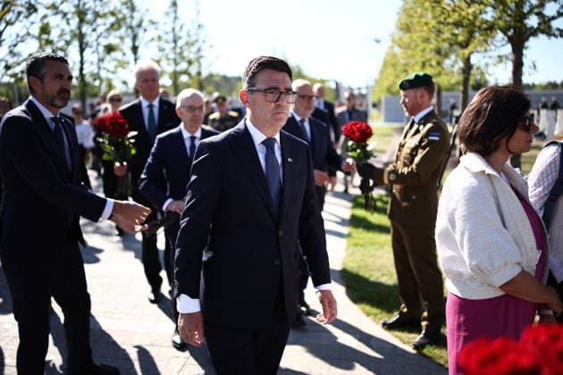British PM Andy Burnham visits Ukraine Britain s prime minister Andy Burnham (C) and takes part in a wreath-laying ceremony at at Ukraine s national military memorial cemetery in Hatne, southwest of Kyiv on August 24, 2026. Ukraine hosts a meeting of its key European backers on August 24 to press for critical air-defence supplies and more pressure on Moscow, with Russian attacks killing more civilians than at any time since the first months of the invasion., Credit:HENRY NICHOLLS PA ROTA - B68 Avalon Ukraine, Hatne  Copyright: xHENRYxNICHOLLSx xPAxROTAx-xB68x xAvalonx 1128172017
