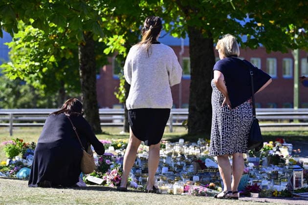FAGERSTA, SVERIGE 20260824 Människor lägger blommor utanför Brinellskolan i Fagersta pa mandagen, där ett skoldad inträffade pa fredagen. FAGERSTA SVERIGE x10030x *** FAGERSTA, SWEDEN 20260824 People lay flowers outside Brinell School in Fagersta on Monday, where a school shooting occurred on Friday FAGERSTA SWEDEN x10030x  Copyright: xJonasxEkströmer TTx SKOLDAD FAGERSTA ugIJEsOtAFQ