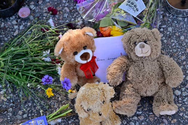 FAGERSTA, SVERIGE 20260824 Människor lägger blommor utanför Brinellskolan i Fagersta pa mandagen, där ett skoldad inträffade pa fredagen. FAGERSTA SVERIGE x10030x *** FAGERSTA, SWEDEN 20260824 People lay flowers outside Brinell School in Fagersta on Monday, where a school shooting occurred on Friday FAGERSTA SWEDEN x10030x  Copyright: xJonasxEkströmer TTx SKOLDAD FAGERSTA u6Aqoe68yq8