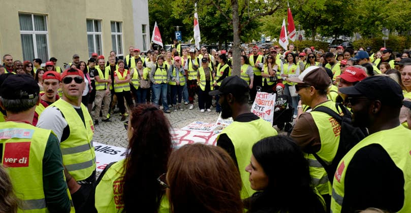 Tarifverhandlung Einzelhandel 2026 24.08.2026 In Raunheim werden heute die Tarifverhandlungen für die Beschäftigten im hessischen Einzelhandel Versandhandel zwischen der Vereinte Dienstleistungsgewerkschaft VERDI und den Arbeitgebern (Primark, REWE, Penny, Kaufland, Zara, Douglas, IKEA . . .) fortgesetzt Raunheim Hessen Deutschland *** 2026 Retail Collective Bargaining 08 24 2026: Collective bargaining negotiations for employees in the Hessian retail and mail-order sectors between the United Services Union VERDI and employers Primark, REWE, Penny, Kaufland, Zara, Douglas, IKEA. Raunheim, Hesse, Germany