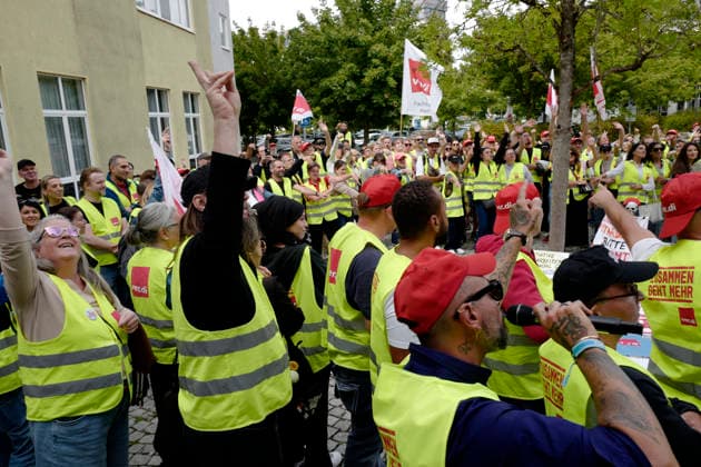 Tarifverhandlung Einzelhandel 2026 24.08.2026 In Raunheim werden heute die Tarifverhandlungen für die Beschäftigten im hessischen Einzelhandel Versandhandel zwischen der Vereinte Dienstleistungsgewerkschaft VERDI und den Arbeitgebern (Primark, REWE, Penny, Kaufland, Zara, Douglas, IKEA . . .) fortgesetzt Raunheim Hessen Deutschland *** 2026 Retail Collective Bargaining 08 24 2026: Collective bargaining negotiations for employees in the Hessian retail and mail-order sectors between the United Services Union VERDI and employers Primark, REWE, Penny, Kaufland, Zara, Douglas, IKEA. Raunheim, Hesse, Germany