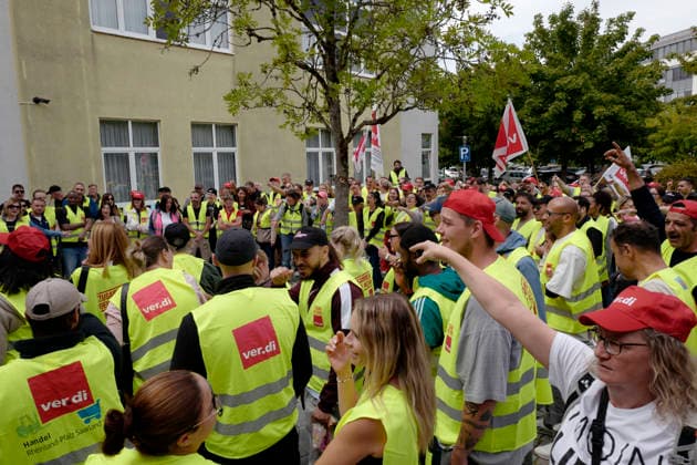 Tarifverhandlung Einzelhandel 2026 24.08.2026 In Raunheim werden heute die Tarifverhandlungen für die Beschäftigten im hessischen Einzelhandel Versandhandel zwischen der Vereinte Dienstleistungsgewerkschaft VERDI und den Arbeitgebern (Primark, REWE, Penny, Kaufland, Zara, Douglas, IKEA . . .) fortgesetzt Raunheim Hessen Deutschland *** 2026 Retail Collective Bargaining 08 24 2026: Collective bargaining negotiations for employees in the Hessian retail and mail-order sectors between the United Services Union VERDI and employers Primark, REWE, Penny, Kaufland, Zara, Douglas, IKEA. Raunheim, Hesse, Germany
