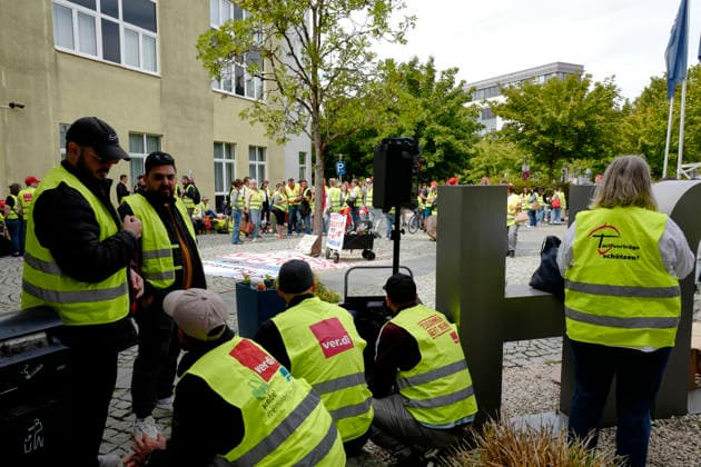 Tarifverhandlung Einzelhandel 2026 24.08.2026 In Raunheim werden heute die Tarifverhandlungen für die Beschäftigten im hessischen Einzelhandel Versandhandel zwischen der Vereinte Dienstleistungsgewerkschaft VERDI und den Arbeitgebern (Primark, REWE, Penny, Kaufland, Zara, Douglas, IKEA . . .) fortgesetzt Raunheim Hessen Deutschland *** 2026 Retail Collective Bargaining 08 24 2026: Collective bargaining negotiations for employees in the Hessian retail and mail-order sectors between the United Services Union VERDI and employers Primark, REWE, Penny, Kaufland, Zara, Douglas, IKEA. Raunheim, Hesse, Germany