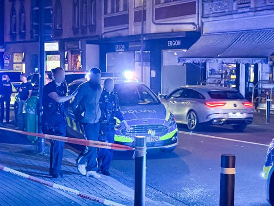 Herten: Schüsse in Café – vier Personen von Polizei abgeführt 7aIMG: 0570369 Großeinsatz an der Ewaldstraße – Blutflecken und zerbrochenes Glas vor dem Café, Straße für Ermittlungen gesperrtNordrhein-Westfalen, Herten, Deutschland *** Herten: Shots Fired in Café – Four People Taken Away by Police 7aIMG 0570369 Large-scale police operation on Ewaldstraße – Bloodstains and broken glass in front of the café; street closed for investigation North Rhine-Westphalia, Herten, Germany Copyright: 7aktuell.dex xMarcxGruber 0570369 20260823_7a_hertensch_570369