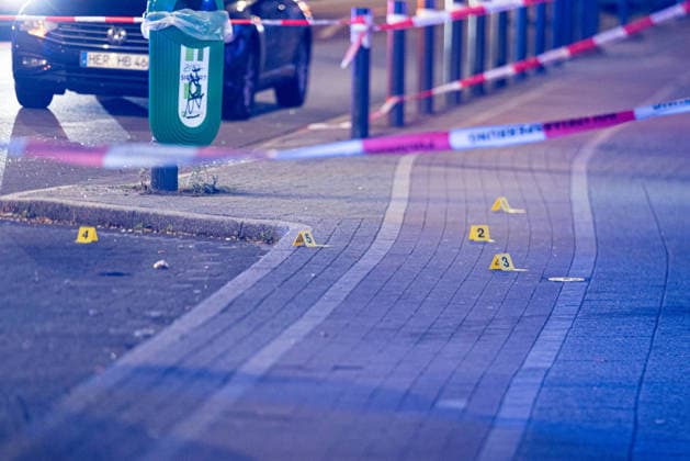 Herten: Schüsse in Café – vier Personen von Polizei abgeführt 7aIMG: 0570373 Großeinsatz an der Ewaldstraße – Blutflecken und zerbrochenes Glas vor dem Café, Straße für Ermittlungen gesperrtNordrhein-Westfalen, Herten, Deutschland *** Herten: Shots Fired in Café – Four People Taken Away by Police 7aIMG 0570373 Major police operation on Ewaldstraße – Bloodstains and broken glass in front of the café; street closed for the investigation. North Rhine-Westphalia, Herten, Germany Copyright: 7aktuell.dex xMarcxGruber 0570373 20260823_7a_hertensch_570373