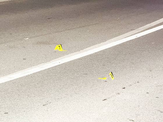 Herten: Schüsse in Café – vier Personen von Polizei abgeführt 7aIMG: 0570387 Großeinsatz an der Ewaldstraße – Blutflecken und zerbrochenes Glas vor dem Café, Straße für Ermittlungen gesperrtNordrhein-Westfalen, Herten, Deutschland *** Herten: Shots Fired in Café—Four People Taken Away by Police 7aIMG 0570387 Large-scale police operation on Ewaldstraße—Bloodstains and broken glass in front of the café; street closed for the investigation. North Rhine-Westphalia, Herten, Germany Copyright: 7aktuell.dex xMarcxGruber 0570387 20260823_7a_hertensch_570387