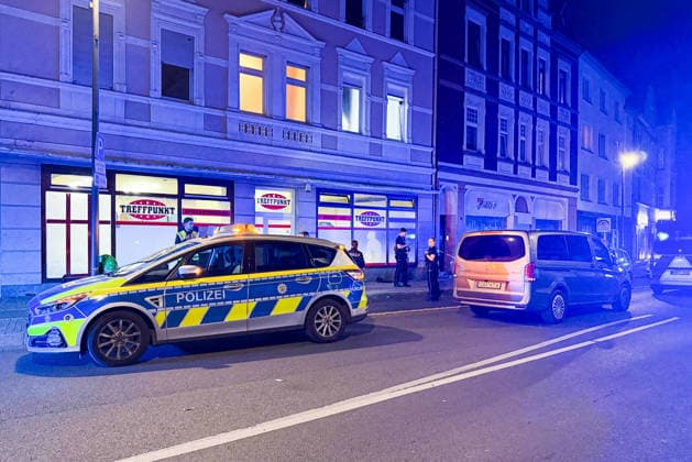 Herten: Schüsse in Café – vier Personen von Polizei abgeführt 7aIMG: 0570389 Großeinsatz an der Ewaldstraße – Blutflecken und zerbrochenes Glas vor dem Café, Straße für Ermittlungen gesperrtNordrhein-Westfalen, Herten, Deutschland *** Herten: Shots Fired in Café – Four People Taken Away by Police 7aIMG 0570389 Major police operation on Ewaldstraße – Bloodstains and broken glass in front of the café; street closed for investigation North Rhine-Westphalia, Herten, Germany Copyright: 7aktuell.dex xMarcxGruber 0570389 20260823_7a_hertensch_570389