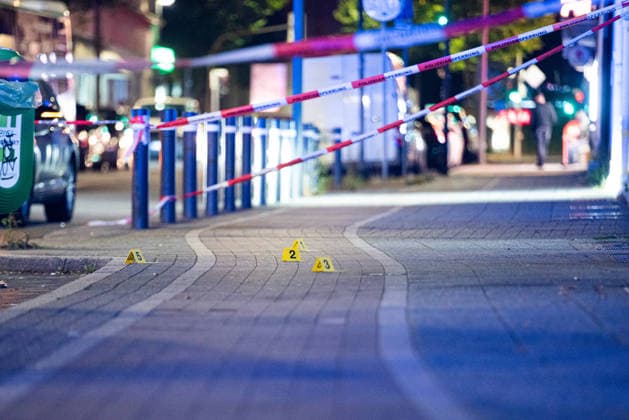 Herten: Schüsse in Café – vier Personen von Polizei abgeführt 7aIMG: 0570398 Großeinsatz an der Ewaldstraße – Blutflecken und zerbrochenes Glas vor dem Café, Straße für Ermittlungen gesperrtNordrhein-Westfalen, Herten, Deutschland *** Herten: Shots Fired in Café—Four People Taken Away by Police 7aIMG 0570398 Major police operation on Ewaldstraße—bloodstains and broken glass in front of the café; street closed for the investigation North Rhine-Westphalia, Herten, Germany Copyright: 7aktuell.dex xMarcxGruber 0570398 20260823_7a_hertensch_570398