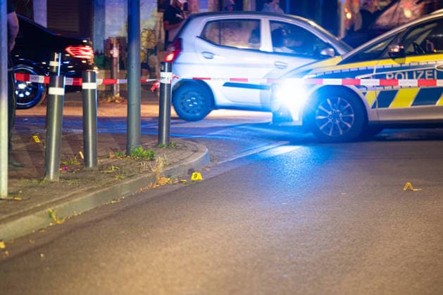 Herten: Schüsse in Café – vier Personen von Polizei abgeführt 7aIMG: 0570399 Großeinsatz an der Ewaldstraße – Blutflecken und zerbrochenes Glas vor dem Café, Straße für Ermittlungen gesperrtNordrhein-Westfalen, Herten, Deutschland *** Herten: Shots Fired in Café – Four People Taken Away by Police 7aIMG 0570399 Major police operation on Ewaldstraße – Bloodstains and broken glass in front of the café; street closed for the investigation. North Rhine-Westphalia, Herten, Germany Copyright: 7aktuell.dex xMarcxGruber 0570399 20260823_7a_hertensch_570399