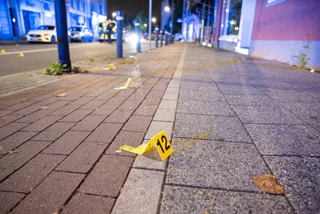 Herten: Schüsse in Café – vier Personen von Polizei abgeführt 7aIMG: 0570403 Großeinsatz an der Ewaldstraße – Blutflecken und zerbrochenes Glas vor dem Café, Straße für Ermittlungen gesperrtNordrhein-Westfalen, Herten, Deutschland *** Herten: Shots Fired in Café – Four People Taken Away by Police 7aIMG 0570403 Major police operation on Ewaldstraße – Bloodstains and broken glass in front of the café; street closed for investigation. North Rhine-Westphalia, Herten, Germany Copyright: 7aktuell.dex xMarcxGruber 0570403 20260823_7a_hertensch_570403