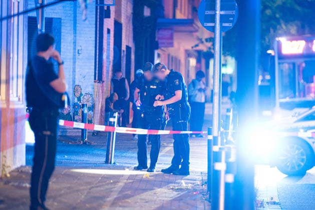 Herten: Schüsse in Café – vier Personen von Polizei abgeführt 7aIMG: 0570411 Großeinsatz an der Ewaldstraße – Blutflecken und zerbrochenes Glas vor dem Café, Straße für Ermittlungen gesperrtNordrhein-Westfalen, Herten, Deutschland *** Herten: Shots Fired in Café – Four People Taken Away by Police 7aIMG 0570411 Major police operation on Ewaldstraße – Bloodstains and broken glass in front of the café; street closed for the investigation. North Rhine-Westphalia, Herten, Germany Copyright: 7aktuell.dex xMarcxGruber 0570411 20260823_7a_hertensch_570411