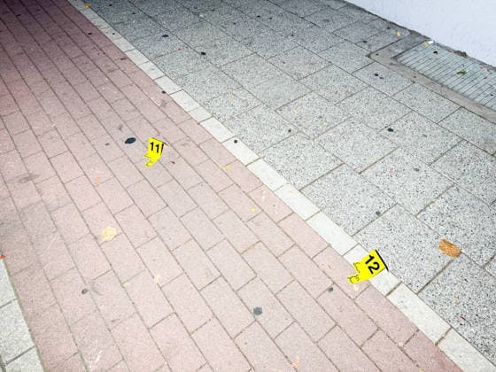 Herten: Schüsse in Café – vier Personen von Polizei abgeführt 7aIMG: 0570414 Großeinsatz an der Ewaldstraße – Blutflecken und zerbrochenes Glas vor dem Café, Straße für Ermittlungen gesperrtNordrhein-Westfalen, Herten, Deutschland *** Herten: Shots Fired in Café—Four People Taken Away by Police 7aIMG 0570414 Major police operation on Ewaldstraße—bloodstains and broken glass in front of the café; street closed for investigationNorth Rhine-Westphalia, Herten, Germany Copyright: 7aktuell.dex xMarcxGruber 0570414 20260823_7a_hertensch_570414