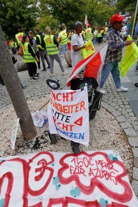 Tarifverhandlung Einzelhandel 2026 24.08.2026 In Raunheim werden heute die Tarifverhandlungen für die Beschäftigten im hessischen Einzelhandel Versandhandel zwischen der Vereinte Dienstleistungsgewerkschaft VERDI und den Arbeitgebern (Primark, REWE, Penny, Kaufland, Zara, Douglas, IKEA . . .) fortgesetzt Raunheim Hessen Deutschland *** 2026 Retail Collective Bargaining, August 24, 2026: Collective bargaining negotiations for employees in the Hessian retail and mail-order sectors are taking place today in Raunheim between the United Services Union VERDI and the employers Primark, REWE, Penny, Kaufland, Zara, Douglas, IKEA. Raunheim, Hesse, Germany