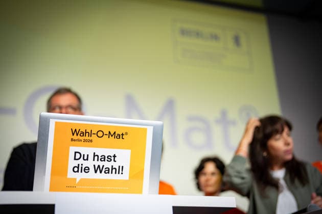 Werner Graf, Bündnis 90 Die Grünen, während der Präsentation des Wahl-o-Maten, mit Elif Eralp, Die Linke;Wahl-o-Mat zur Berliner Landeswahl 2026 geht online - Vorstellung des Wahl-o-Maten, Berlin Berlin Deutschland Berliner Landeszentrale für pol *** Werner Graf, Alliance 90 The Greens, during the presentation of the Wahl o Maten with Elif Eralp, The Left; Wahl o Maten for the 2026 Berlin state election goes online; presentation of the Wahl o Maten, Berlin, Berlin, Germany; Berlin State Office for Pol